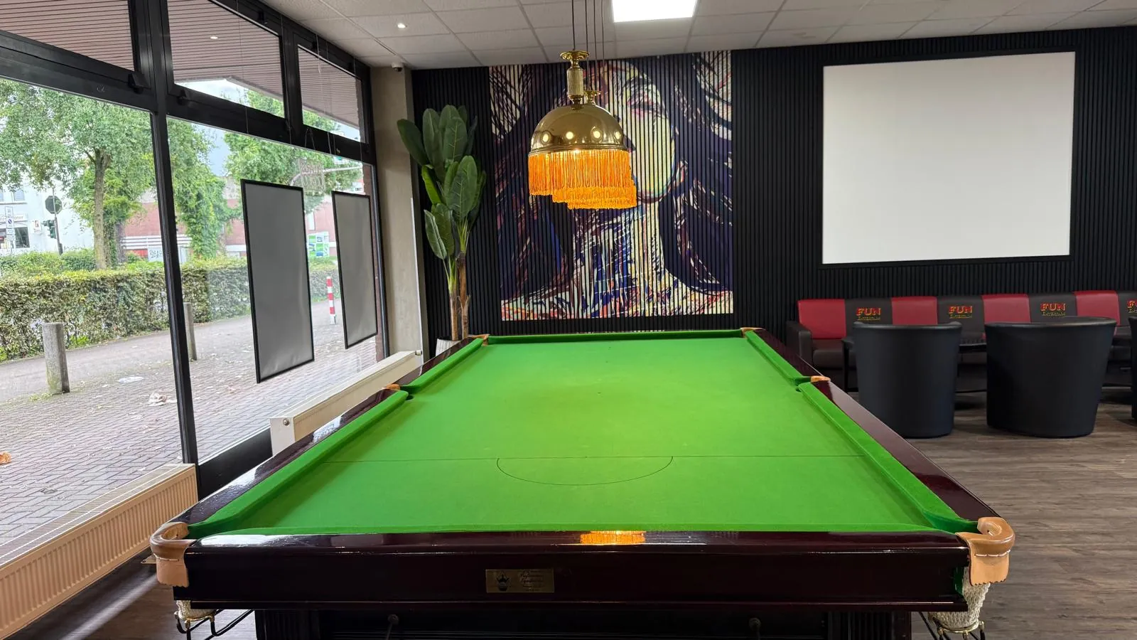 Snookertisch mit grünem Tuch an der Fensterfront von Billard Voerde